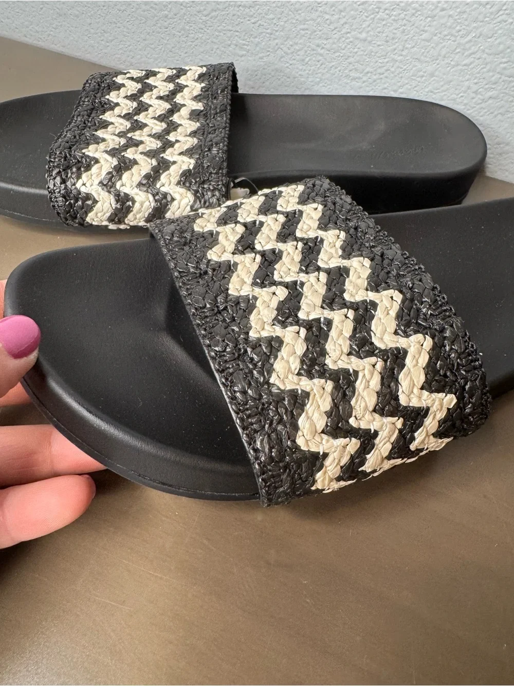 NWT 6.5 women’s  Universal Thread Black and Cream Zigzag Slide Sandals
